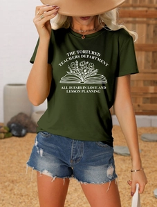 Detalle de camiseta verde oliva con estampado The Tortured Teachers y flores