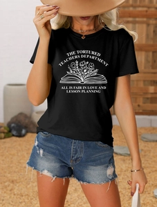 Detalle del estampado The Tortured Teachers en una camiseta negra de mujer con cuello redondo