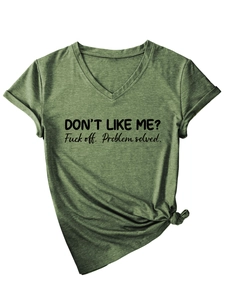 T-shirt col en V vert armée avec texte imprimé et détail de nœud décoratif sur le côté