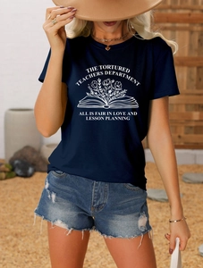 Foto exterior de camiseta azul marino con estampado floral y libro con shorts vaqueros