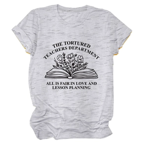 Detalle del estampado The Tortured Teachers Department en camiseta gris vigoré