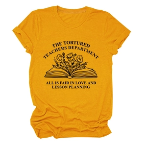 Primer plano del estampado gráfico Tortured Teachers en camiseta de algodón mostaza