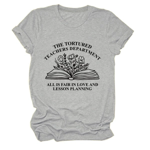 Detalle del estampado The Tortured Teachers Department en una camiseta gris con flores
