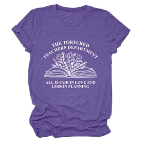 Detalle de camiseta de algodón violeta con estampado de libro floral y cita docente