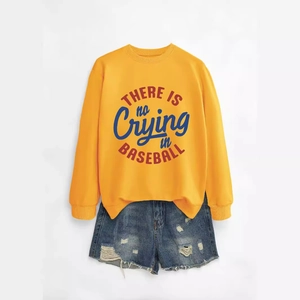 Set felpa gialla con scritta e shorts in denim strappati, outfit moda in posa piatta