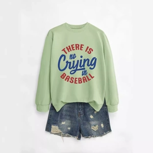 Felpa da donna verde chiaro a maniche lunghe con slogan e pantaloncini di jeans