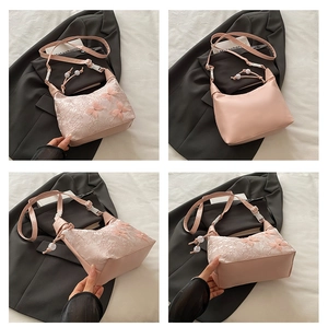Vue détaillée du sac rose en dentelle avec appliques de papillons et perles décoratives
