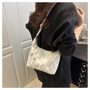 Gros plan sur la broderie de dentelle blanche florale et les fleurs en tulle du sac à bandoulière