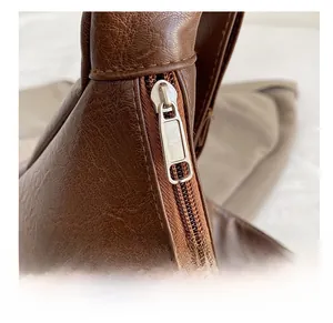 Détail de la fermeture éclair en métal argenté sur un sac à bandoulière en similicuir
