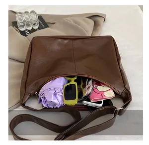Vue intérieure du grand sac cabas marron vintage montrant la capacité et la texture du cuir PU