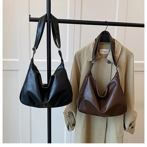 Vue détaillée de sacs fourre-tout en cuir lisse noir et marron café avec sangle réglable