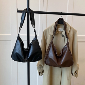 Grands sacs croissants minimalistes en cuir noir et marron avec larges bandoulières