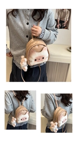 Détail du sac à dos chat avec pendentif lapin en peluche et broderie de chaton