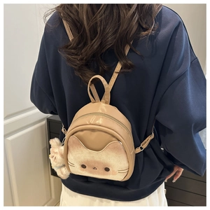 Détails du mini sac à dos chat avec textures en peluche et accessoire mignon