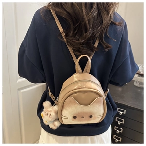 Détail du mini sac à dos chat kaki avec oreilles de chat et porte-clés lapin en peluche