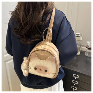 Detail eines süßen Katzenmusters auf Mini-PU-Leder-Rucksack mit Plüsch-Anhänger