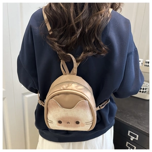 Rückansicht eines Mini-Cartoon-Rucksacks mit Katzenstickerei und Plüschdetails am Modell