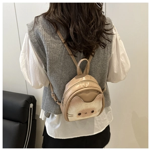 Mini-Katzenrucksack aus beigem PU-Leder mit verstellbaren Trägern und 3D-Ohren