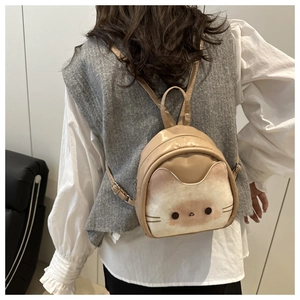 Detail eines beigen Katzenrucksacks mit 3D-Ohren an einem Model in Minimal-Ambiente