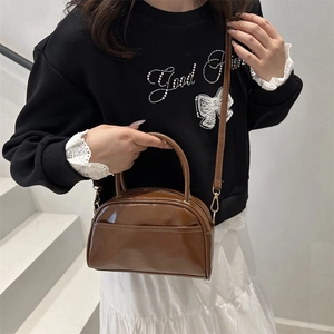 Petit sac polochon marron brillant avec doubles fermetures éclair et bandoulière