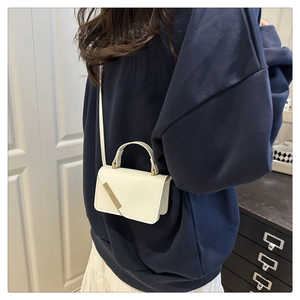 Sac bandoulière minimaliste en cuir blanc avec finitions dorées et fine bandoulière