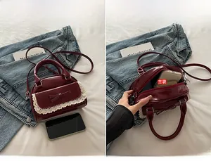Vue détaillée du sac en cuir verni bordeaux avec dentelle blanche et nœud élégant