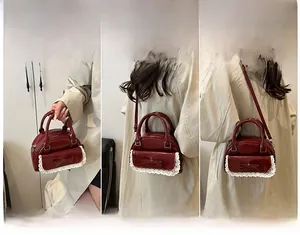 Rote glänzende Mini-Handtasche mit weißer Spitze und Schleife in drei Tragevarianten