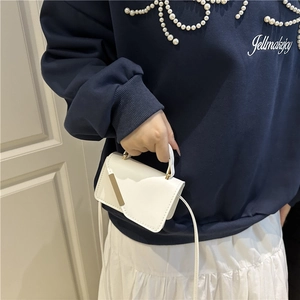 Mini sac bandoulière blanc minimaliste avec garniture dorée et fine bandoulière