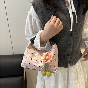 Borsa a tracolla rosa plissettata con motivi a fiocco nero e ciondolo floreale a mano