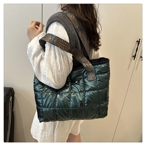 Sac cabas matelassé vert foncé avec une large bandoulière brodée de style bohème chic