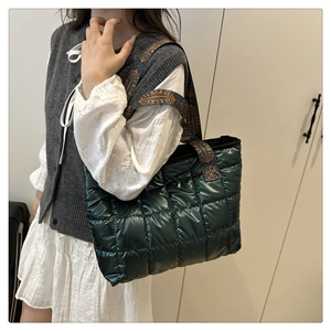 Détail du sac fourre-tout matelassé vert foncé avec bandoulière à motifs de style ethnique