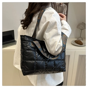 Détail du sac cabas matelassé noir avec bandoulière à motifs géométriques bohèmes