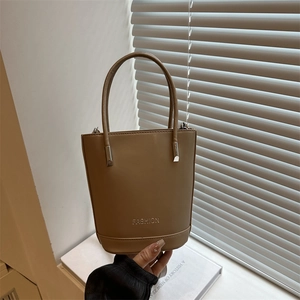 Sac Seau En Cuir PU Avec Imprimé Lettres Mode Sac À Main Minimaliste Pour Femmes Sac Bandoulière Accessoires Métalliques Argentés