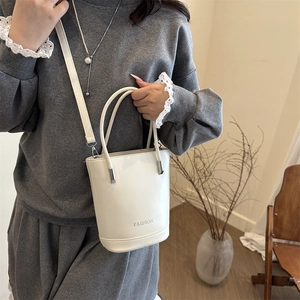 Sac seau en cuir blanc avec lettrage FASHION, poignée et bandoulière réglable pour femmes