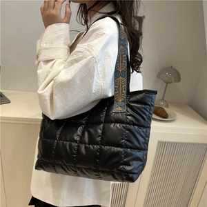 Sac fourre-tout matelassé en nylon noir avec bandoulière ethnique brodée pour femme