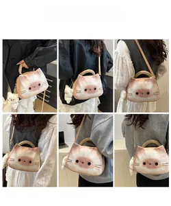 Collage einer Plüschtasche in Katzenform, gezeigt aus verschiedenen Winkeln und Stylings