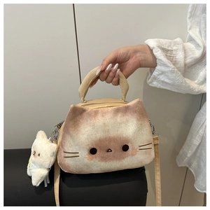 Detailansicht der flauschigen Katzen-Umhängetasche mit Kunstpelz und Kätzchen-Anhänger