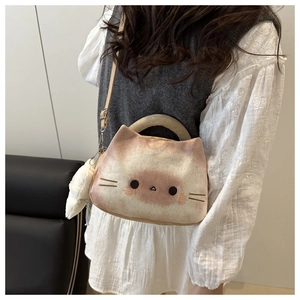 Détail du sac bandoulière chat en peluche avec broderie et accessoire duveteux