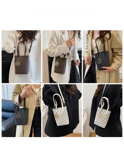 Collage de sacs cabas chics avec imprimé M en marron, gris et blanc cassé pour femme