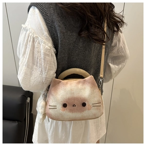Sac chat en peluche forme toast avec oreilles 3D et pompon porté par un mannequin