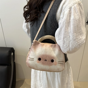 Süße Toast-Katzen-Plüschtasche mit verstellbarem Riemen von einem Model lässig getragen