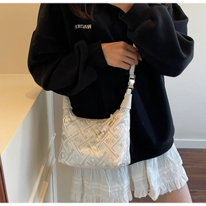 Detailansicht der silbernen Umhängetasche mit geometrischem Jacquard-Stickmuster