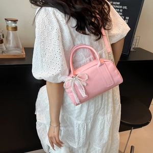 Sac à main Boston rose avec perles, nœud en dentelle et bandoulière réglable