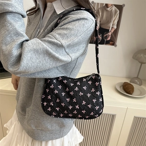 Borsa a spalla nera carina con motivi a fiocco rosa e tessuto strutturato alla moda