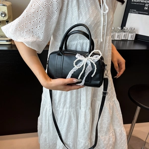 Sac à main Boston noir élégant avec pendentif en perles blanches et nœud en dentelle