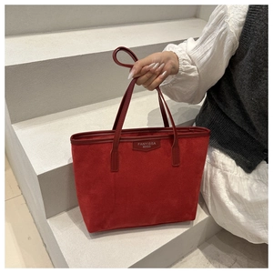 Dettaglio della borsa tote in pelle scamosciata rossa con logo FANYISSA BAGS