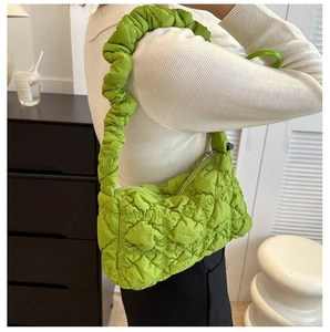 Gros plan du sac plissé nuage vert avec texture matelassée bulle et bandoulière souple