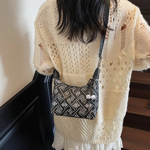 Chinesische Schultertasche mit schwarz-weißem Blumenmuster und Lederbesatz für Damen