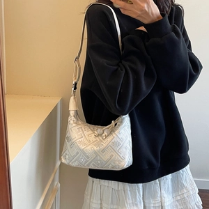 Silberne Jacquard-Hobo-Tasche im Neo-Chinesischen Stil, am Modell präsentiert