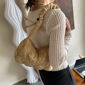 Sac à bandoulière matelassé marron avec bandoulière froncée pour un look décontracté chic